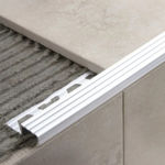 Imagen de Aluminio protector de escalón grada 10.5mmx2.5mt Cromo Mate