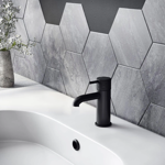 Imagen de Grifería de lavatorio Monocomando bajo de mesada volante labrado Negro Mate