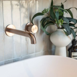 Imagen de Grifería de lavatorio Monocomando de pared Signature bronce cepillado