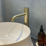 Imagen de Grifería de lavatorio Monocomando alto de mesada Signature Oro cepillado