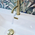 Imagen de Grifería de lavatorio Monocomando bajo de mesada Signature Oro cepillado