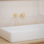 Imagen de Grifería de lavatorio Monocomando de pared Signature Oro cepillado