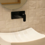 Imagen de Grifería de lavatorio Monocomando de pared Epuyen negro mate