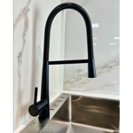 Imagen de Grifería de cocina Monocomando de mesada Chef Pico móvil Negro Mate