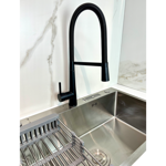 Imagen de Grifería de cocina Monocomando de mesada Chef Pico móvil Negro Mate