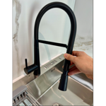 Imagen de Grifería de cocina Monocomando de mesada Chef Pico móvil Negro Mate