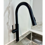 Imagen de Grifería de cocina Monocomando de mesada extensible Negra texturizada