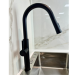 Imagen de Grifería de cocina Monocomando de mesada extensible Negra texturizada