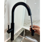 Imagen de Grifería de cocina Monocomando de mesada extensible Negra texturizada