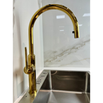 Imagen de Grifería de cocina Monocomando de mesada extensible Oro Brillante