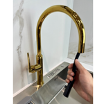 Imagen de Grifería de cocina Monocomando de mesada extensible Oro Brillante