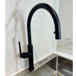 Imagen de Grifería de cocina Monocomando de mesada extensible Negro Mate