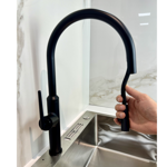 Imagen de Grifería de cocina Monocomando de mesada extensible Negro Mate