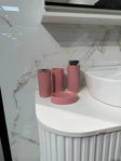 Imagen de Set de baño 6 pz Rosa y cromo (papelera-dispensadores)