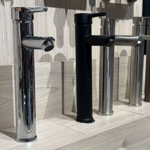 Imagen de Grifería de lavatorio Monocomando alto de mesada Milano Negro Mate