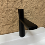 Imagen de Griferia de lavatorio Monocomando bajo de mesada Marbella Negro Mate