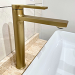 Imagen de Grifería de lavatorio Monocomando de mesada Alto Elar Oro mate