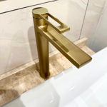 Imagen de Grifería de lavatorio Monocomando de mesada Alto Elar Oro mate