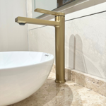 Imagen de Grifería de lavatorio Monocomando de mesada Alto Elar Oro mate