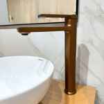 Imagen de Grifería de lavatorio Monocomando de mesada Alto Elar Bronce cepillado