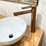 Imagen de Grifería de lavatorio Monocomando de mesada Alto Elar Bronce cepillado