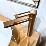 Imagen de Grifería de lavatorio Monocomando de mesada Alto Elar Bronce cepillado