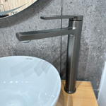 Imagen de Grifería de lavatorio Monocomando de mesada Alto Elar Grafito
