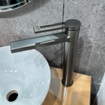 Imagen de Grifería de lavatorio Monocomando de mesada Alto Elar Grafito