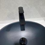 Imagen de Grifería de lavatorio Monocomando Alto de mesada Blaster Negro Mate