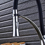 Imagen de Grifería de cocina Monocomando de mesada con pico extraible negro Satinado